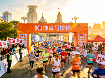 K1体育策划的大型城市马拉松赛事活动现场，人群涌动