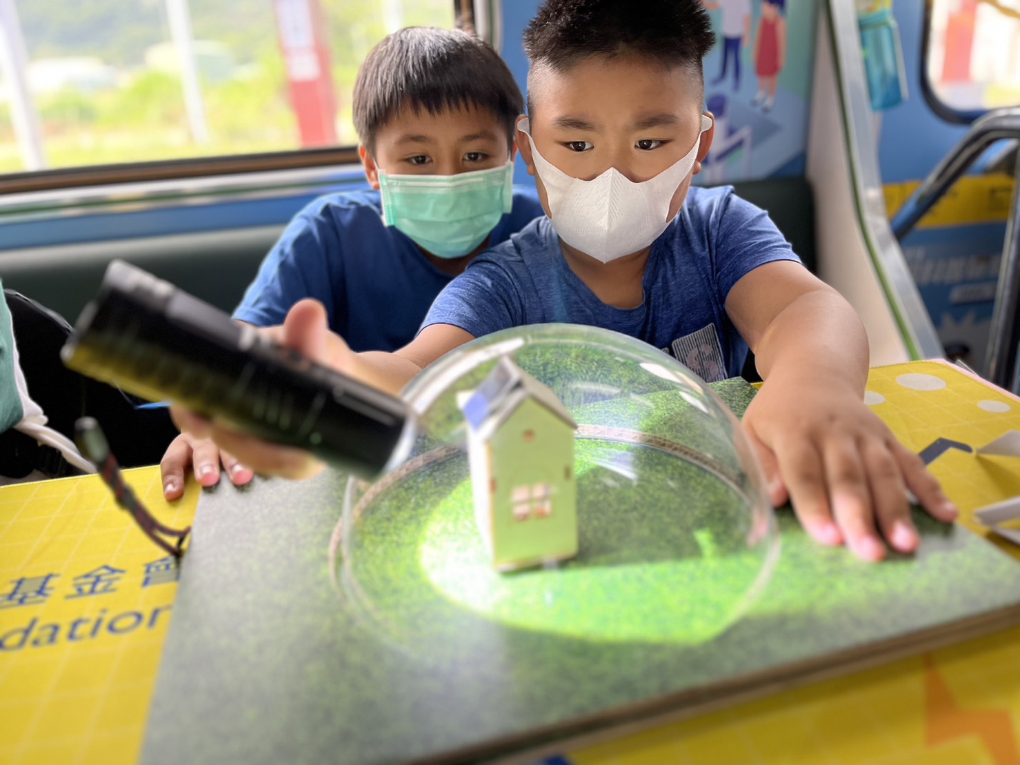 博天堂參與基礎科學主題車廂，以STEAM教學精神，設計「逐日科學家」、「太陽能工程師」以及「淨零建築師」三大能源科普課程和實驗